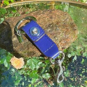 NWOT Coach Navy Blue Turnlock Leather Keychain with Silver Hardware F65820